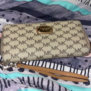 Michael kors wristlet